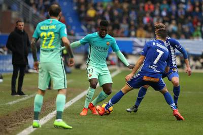 Barcelona’s French defender Samuel Umtiti, centre, vies with Alaves forward Ruben Sobrino. Cesar Manso / AFP