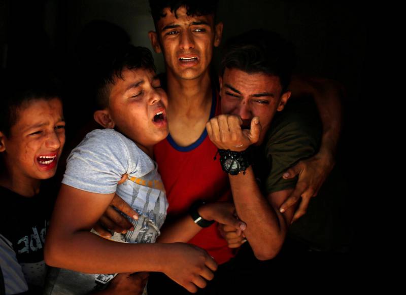 Relatives of a Palestinian, who was killed at the Israel-Gaza border, react at a hospital in Gaza City June 18, 2018. REUTERS/Mohammed Salem     TPX IMAGES OF THE DAY