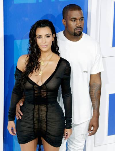 epa05513637 US entertainers Kim Kardashian (L) and Kayne West (R) arrive on the red carpet for the 33rd MTV Video Music Awards (VMA) at Madison Square Garden in New York, New York, USA, 28 August 2016.  EPA/JASON SZENES