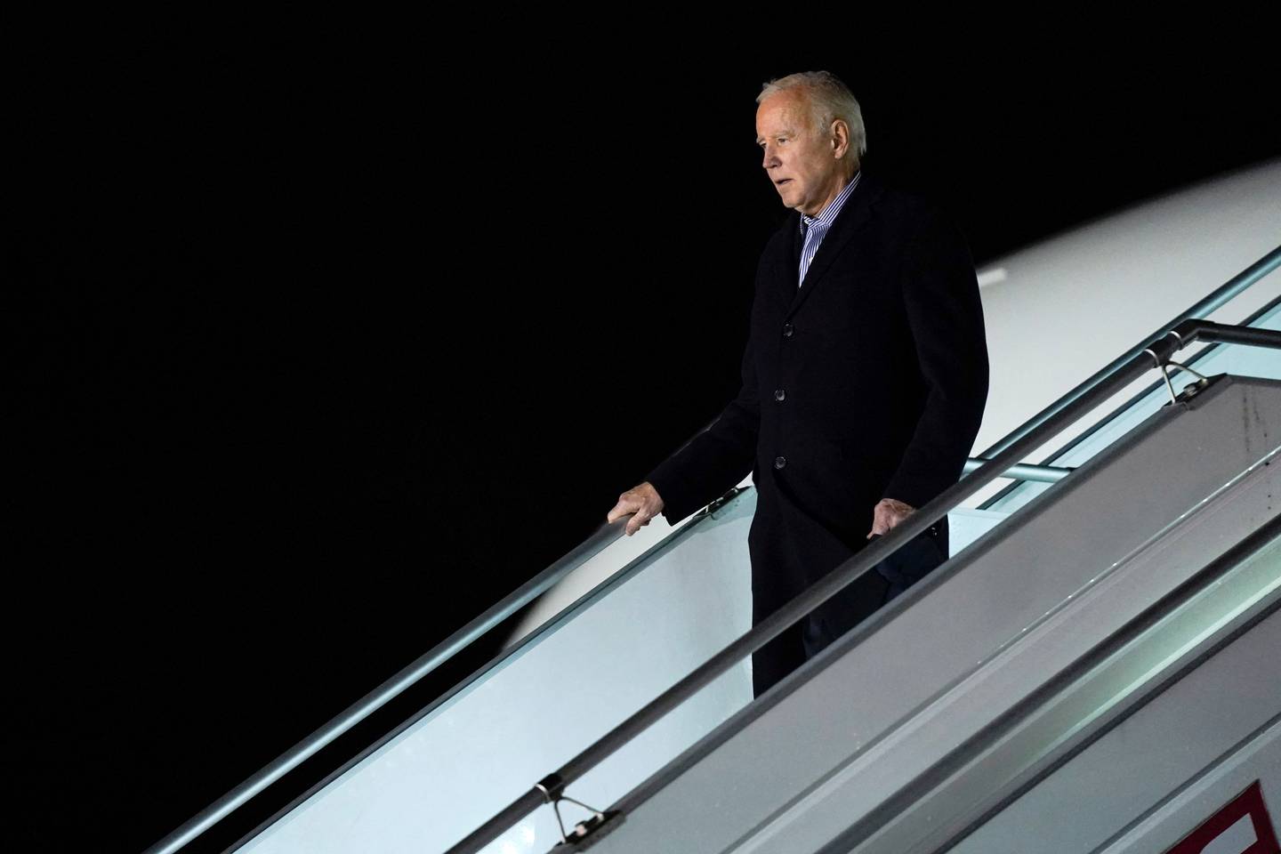 US-Präsident Joe Biden landet auf einem Militärflughafen in Warschau, Polen.  Reuters







