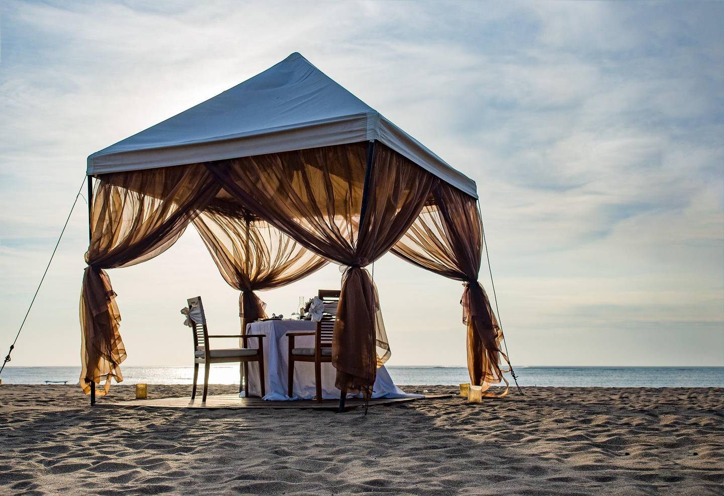 Diners can each a private beach-side dinner, organised by Shangri-La Hotel, Qaryat Al Beri
