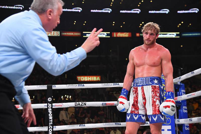 Referee Jack Reiss deducts two points from the score card of Logan Paul after he punched KSI after a knock down. Getty