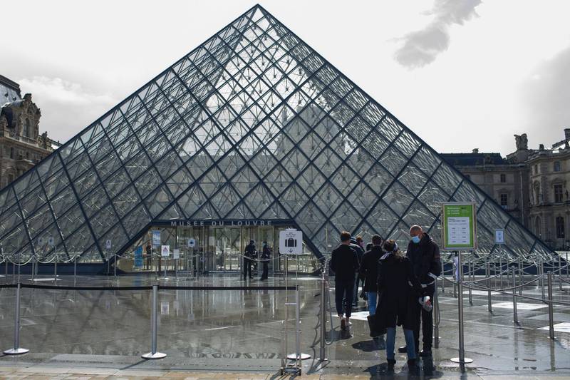 Visitors queue to enter the Louvre Museum in Paris, France, on Wednesday, May 19, 2021. Europe is waking up from the pandemic with cafes in Paris, gelato vendors in Rome and beer gardens in Bavaria reopening, a major test for the region’s recovery in health and economic terms. Photographer: Nathan Laine/Bloomberg