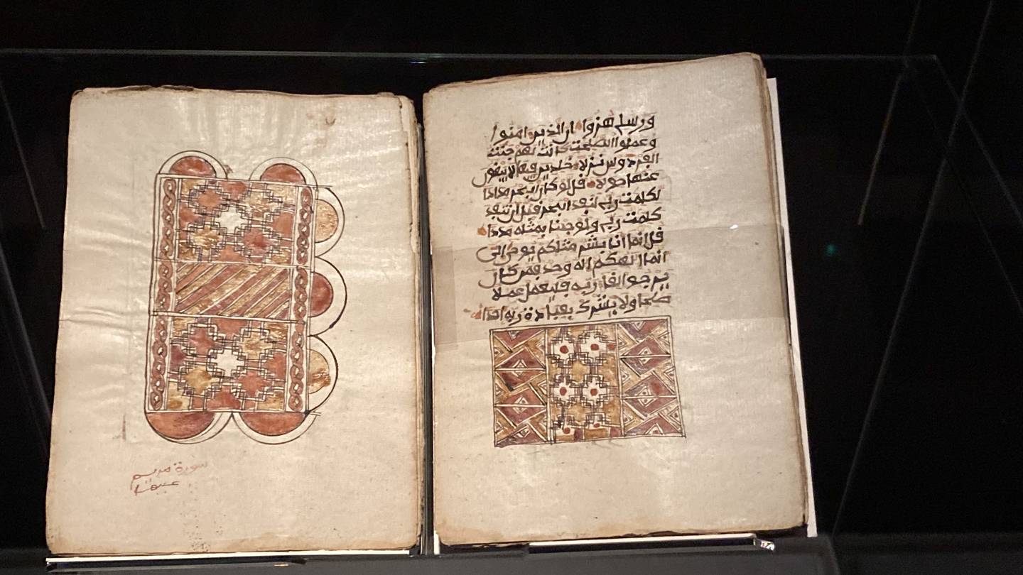 Un manuscrit présente l'écriture soudanaise de la famille maghrébine.  Photo: Razmig Bedirian