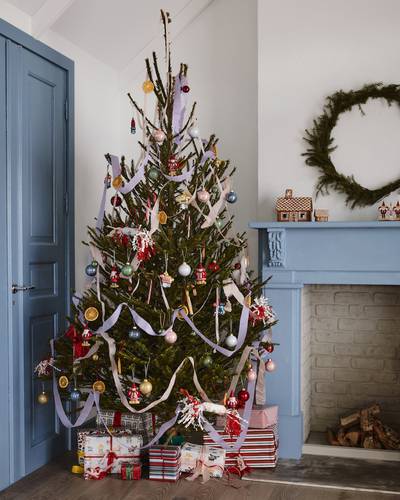 How to Decorate A Nostalgia-Inspired Christmas Tree