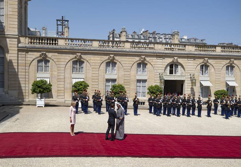 A military guard stands to attention as the two leaders meet.
