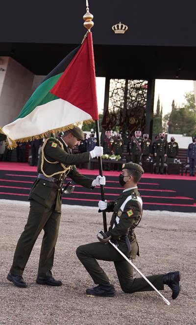 The 2nd Al Hussein Mechanised Battalion receives the Great Arab Revolt flag from the 9th Prince Mohammed Mechanised Battalion during ceremony marking Jordan’s state centennial, held by the Jordan Armed Forces-Arab Army and security agencies. Courtesy Royal Hashemite Court