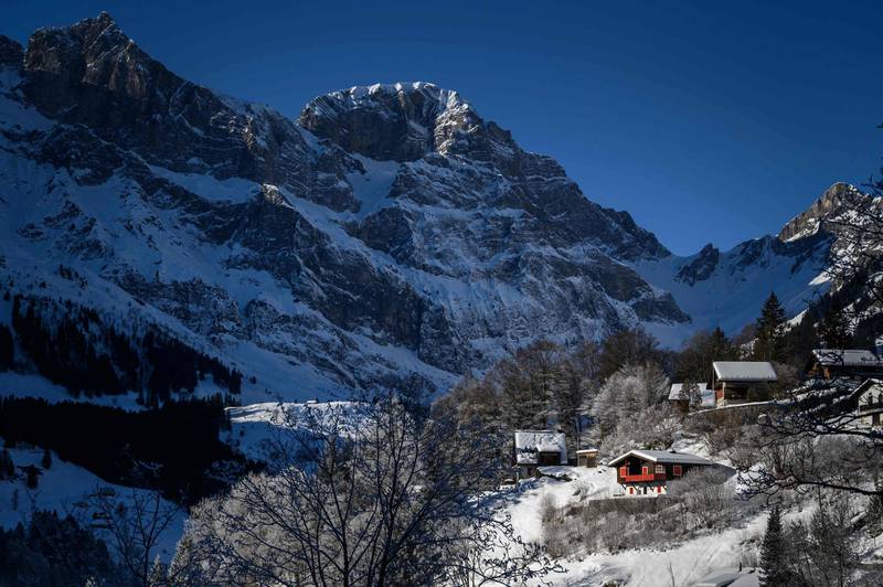 Východoeurópski developeri si obzerajú švajčiarske chaty uprostred poklesu nehnuteľností