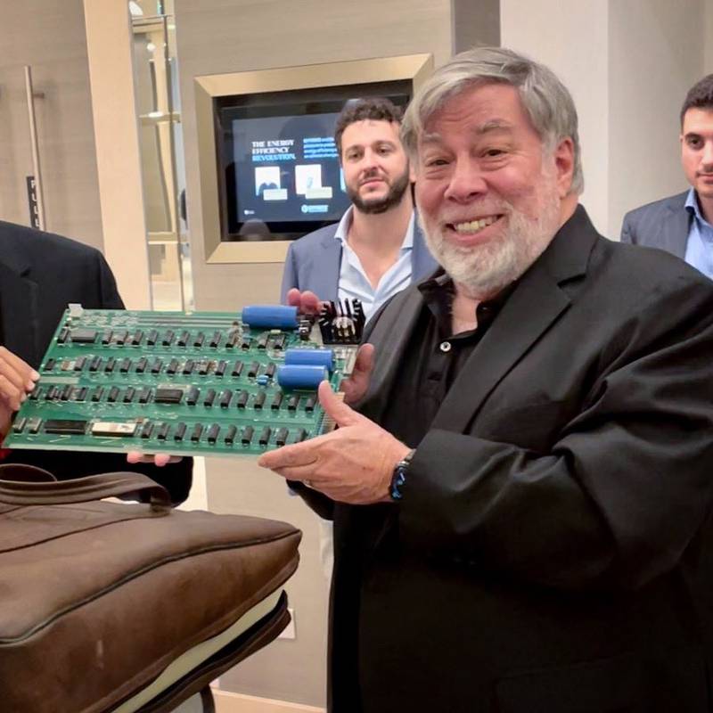 Steve Wozniak with a rare Apple I motherboard in Dubai. Photo: The AAPL Collection