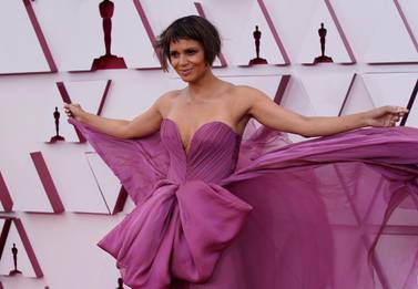 epa09160339 Halle Berry arrives for the 93rd annual Academy Awards ceremony at Union Station in Los Angeles, California, USA, 25 April 2021. The Oscars are presented for outstanding individual or collective efforts in filmmaking in 24 categories. The Oscars happen two months later than originally planned, due to the impact of the coronavirus COVID-19 pandemic on cinema. EPA/Chris Pizzello / POOL *** Local Caption *** 55864152