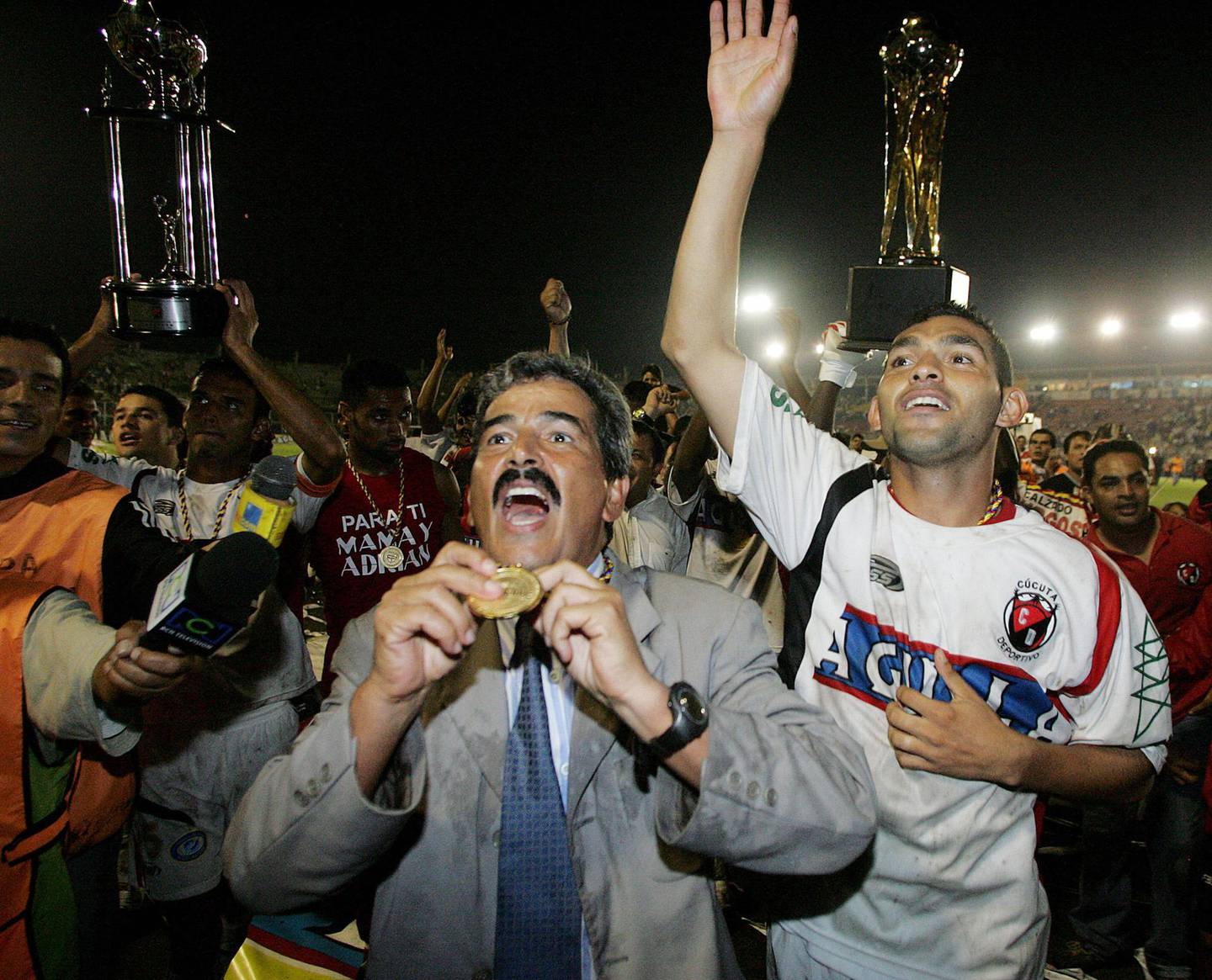 Deportivo Cucuta coach Jorge Luis Pinto (C) celebrates after his team defeated Deportes Tolima during the final game of the Colombian National Football League 20 December, 2006, at Manuel Murillo Toro stadium in Ibague, Colombia. AFP PHOTO/Mauricio DUEÑAS (Photo by MAURICIO DUENAS / AFP)
