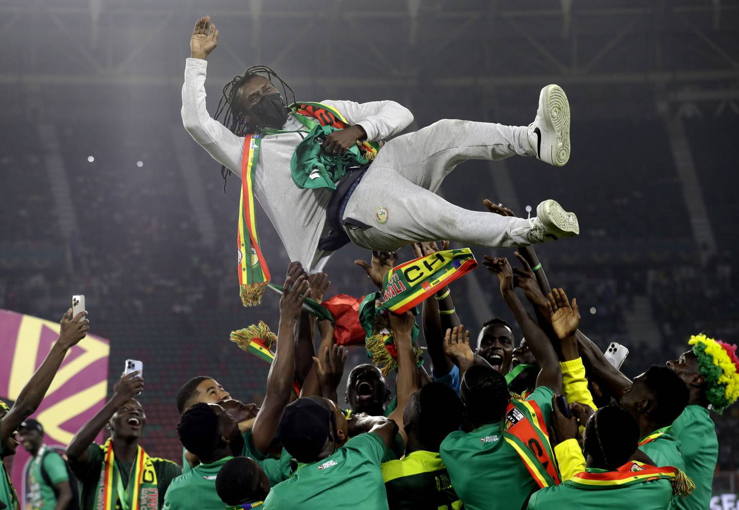 لاعبون سنغاليون يرمون المدرب عليو سيسي في الهواء بعد فوزه بكأس الأمم الأفريقية.  السلطة الفلسطينية