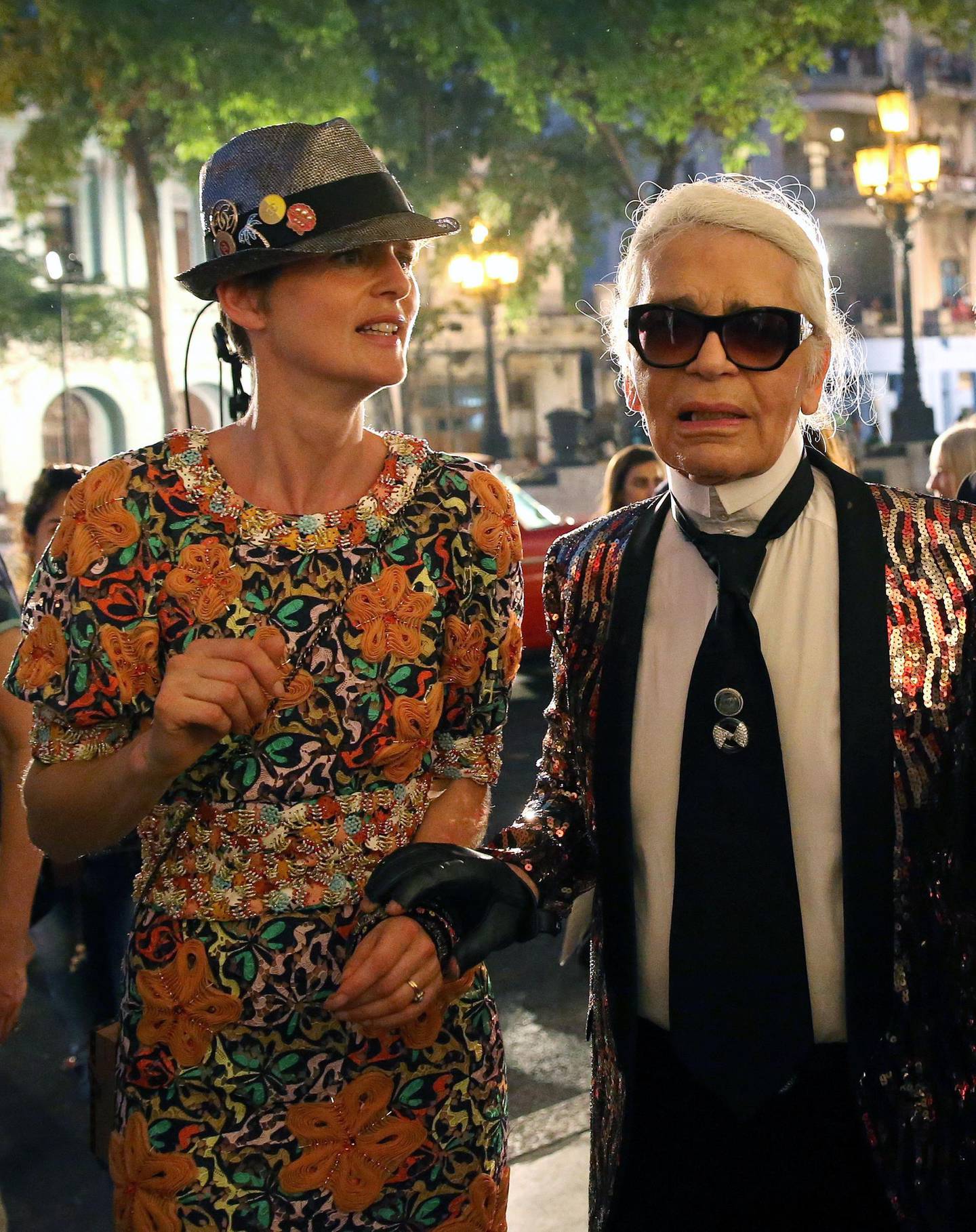 epa08901063 (FILE) - Creative director of fashion house Chanel, German fashion designer Karl Lagerfeld (R) and British model Stella Tennant (L) are seen after Chanel's fashion show in Havana, Cuba, 03 May 2016  (reissued 23 December 2020). According to media reports, Stella Tennant has died aged 50, her family confirmed.  EPA/ALEJANDRO ERNESTO *** Local Caption *** 52737051