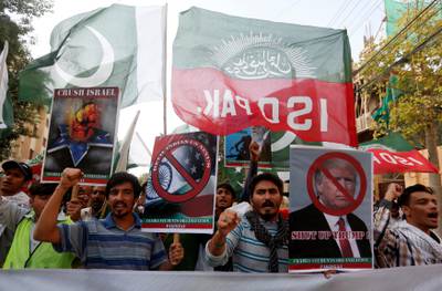 REFILE - CORRECTING HEADLINE Pakistani Shi'ite supporters of Imamia Students Organization (ISO) chant slogans and carry signs during a protest rally against U.S. President Donald Trump, while marching towards the U.S. consulate in Karachi, Pakistan August 27, 2017. REUTERS/Akhtar Soomro