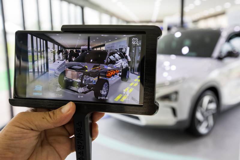 A Hyundai Motor Co. next generation fuel-cell electric sport utility vehicle (SUV) powertrain system is seen on an augmented reality (AR) monitor during an unveiling event in Seoul, South Korea, on Thursday, Aug. 17, 2017. Hyundai said that electric vehicles will underpin its push into environmentally friendly cars, the latest automaker to embrace battery-powered vehicles after earlier bets on hydrogen fuel-cell cars. Photographer: SeongJoon Cho/Bloomberg