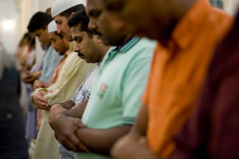 August 22, 2009 / Abu Dhabi / (Rich-Joseph Facun / The National) Men gather to pray at the mosque on the Eid Prayer Grounds during the morning prayer Saturday, August 22, 2009 during the first day of Ramadan.  *** Local Caption ***  rjf-0822-ramadan014.jpg