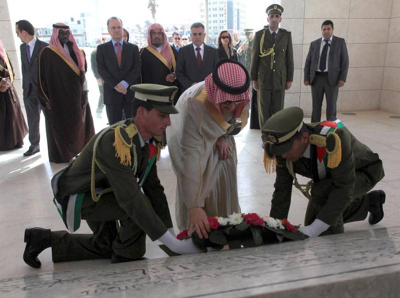 Saudi Prince Al Waleed Bin Talal lays a wreath at the grave of former Palestinian leader Yasser Arafat during an official visit to the West Bank city of Ramallah on March 4, 2014. The billionaire is in the Israeli-occupied West Bank for a meeting with Palestinian president Mahmud Abbas. Abbas Momani / AFP photo