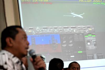 Indonesia's National Transportation Safety Committee (KNKT) investigator Nurcahyo Utomo (L) briefs journalists during a press conference on the final report of the Lion Air flight 610 crash, in Jakarta on October 25, 2019. - Design flaws in the Boeing 737 Max's flight-control system was a key factor in the crash of a Lion Air jet, which killed 189 people, Indonesian investigators said on October 25 in their final report on the disaster. (Photo by BAY ISMOYO / AFP)