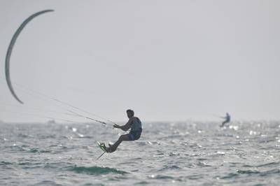 An athlete kite-surfs during the Dubai watersport festival, organised by the Dubai International Marine Club (DIMC), in the Gulf emirate on June 26, 2020.  / AFP / KARIM SAHIB
