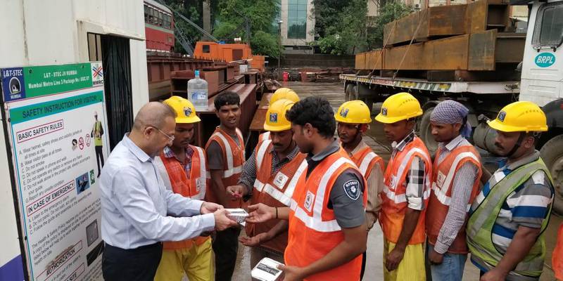 Firoz Merchant distributes meals to construction workers in Mumbai. Courtesy Firoz Merchant
