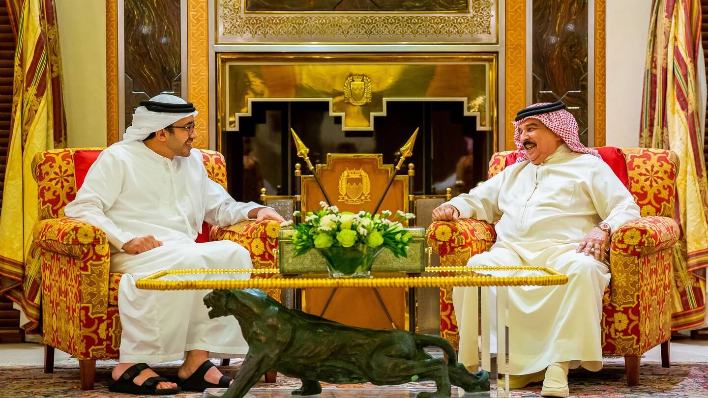 Sheikh Abdullah Bin Zayed And King Hamad Hail Uae Bahrain Ties In Manama Meeting Trendradars 
