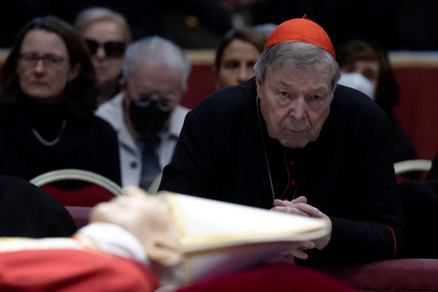 Der australische Kardinal George Pell betet am 3. Januar in der Nähe des Leichnams des verstorbenen Papstes Benedikt XVI. im Petersdom in der Vatikanstadt. EPA