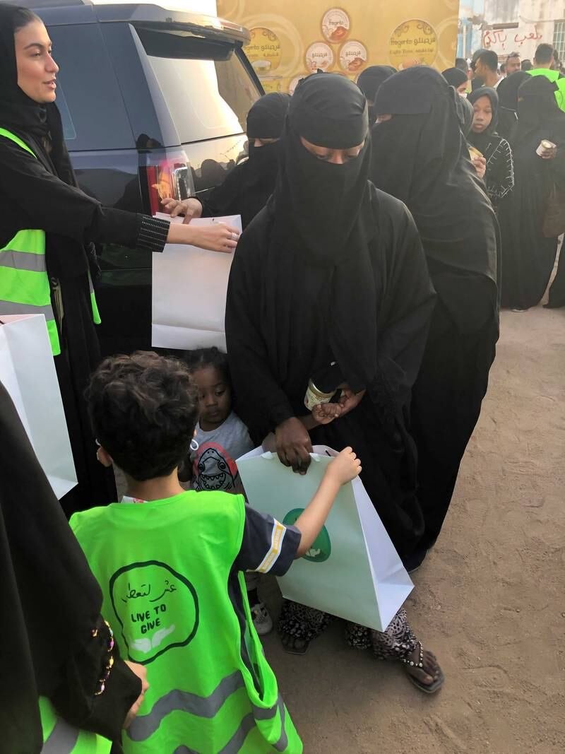 Freiwillige von Live to Give verteilen Eid-Geschenke in weniger privilegierten Vierteln in Jeddah.  Mariam Nihal / Der Nationale
