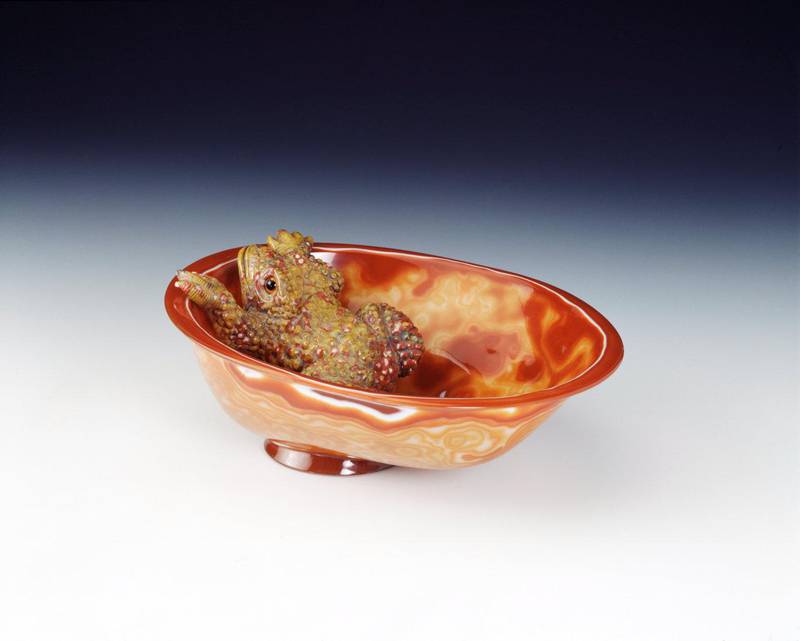 Toad in Bowl figurine for the Duke of Bavaria by gemstone artist Andreas von Zadora-Gerlof. The figurine is sculpted from a gemstone called poppy jasper and agate.