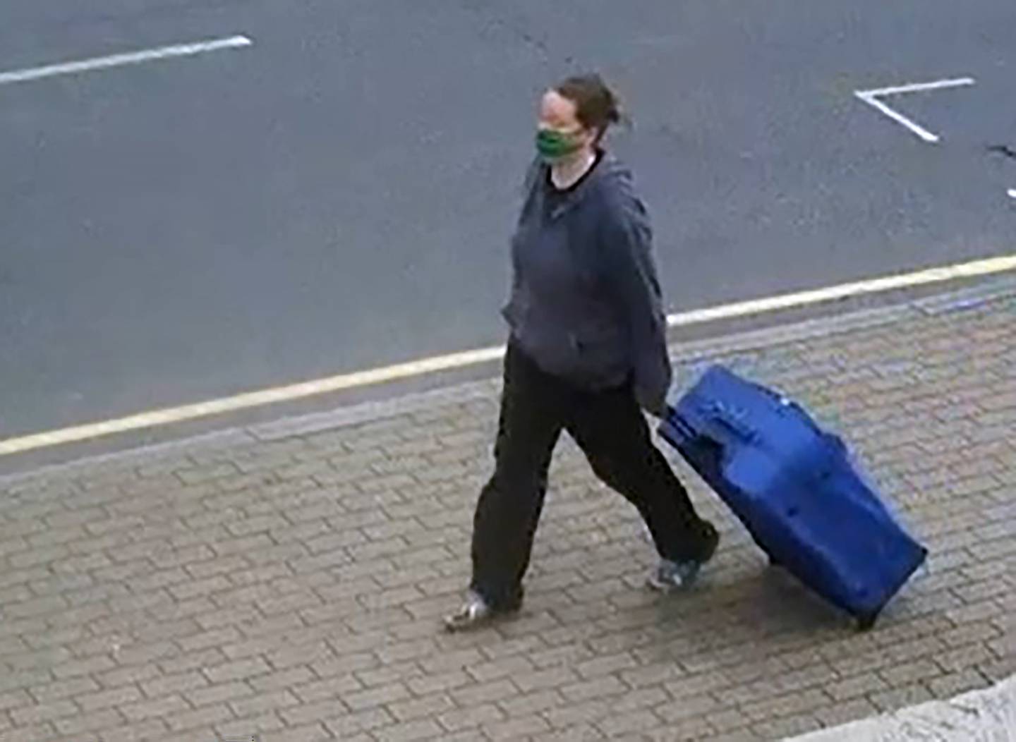 Une capture d'écran tirée de CCTV émise par la police métropolitaine de Jemma Mitchell sur Chaplin Road, au nord-ouest de Londres, traînant une valise bleue.  vidéo de sonorisation 