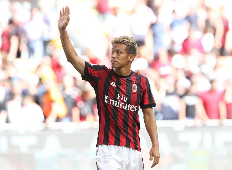 MILAN, ITALY - MAY 21:  Keisuke Honda of AC Milan salutes the fans at the end of the Serie A match between AC Milan and Bologna FC at Stadio Giuseppe Meazza on May 21, 2017 in Milan, Italy.  (Photo by Marco Luzzani/Getty Images)
