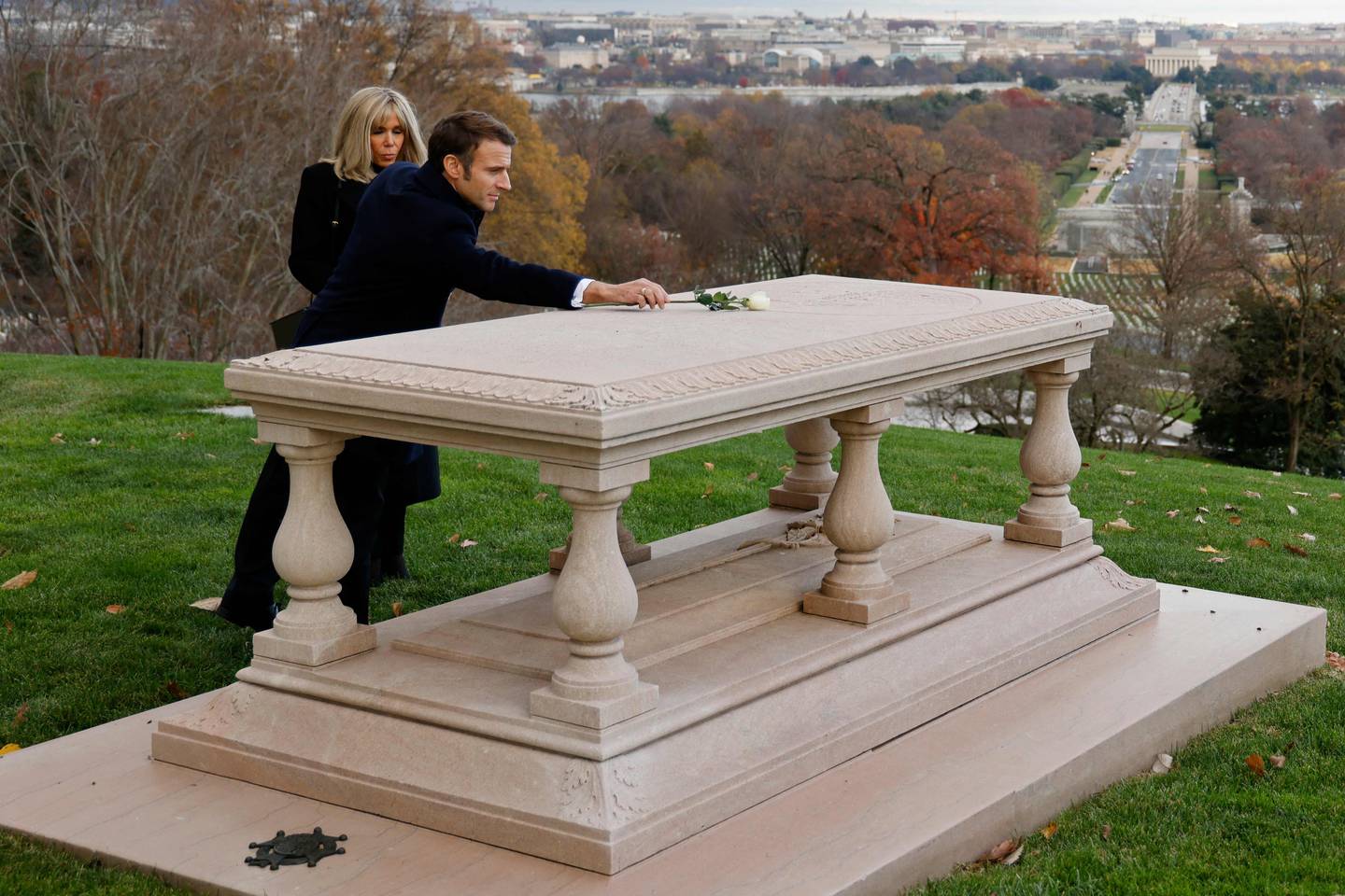 Le président français Emmanuel Macron et son épouse Brigitte Macron déposent une rose blanche sur la tombe de l'ingénieur militaire franco-américain Pierre Charles L'Enfant au cimetière national d'Arlington.  AFP