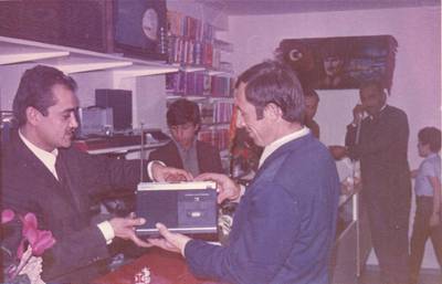 Muammer Uzelli, the founder of Uzelli Kaset, at the company shop in Frankfurt in 1971. Courtesy Muammer Uzelli.