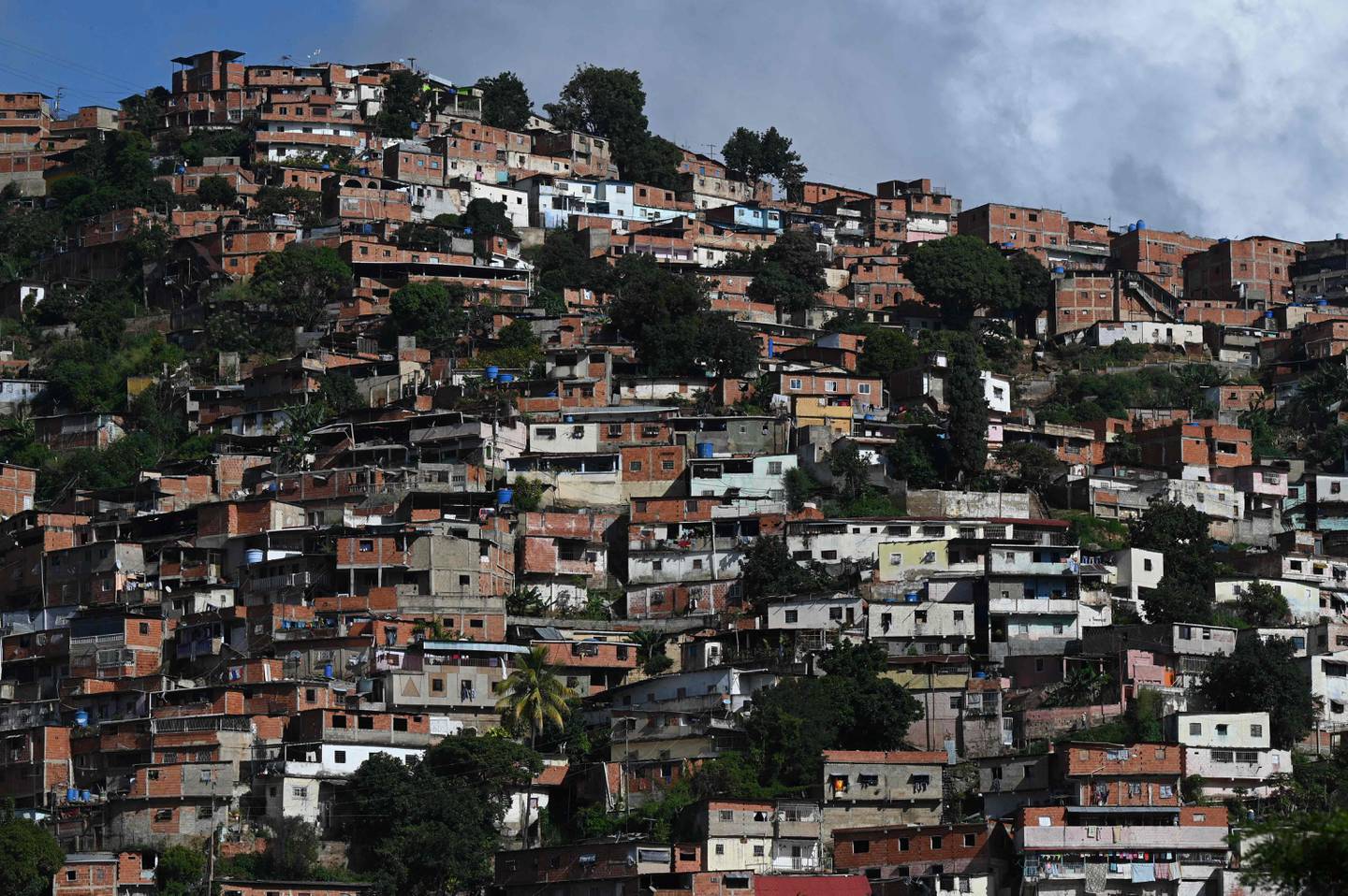 Gesamtansicht des Stadtteils Antimano in Caracas, aufgenommen am 10. November 2022. - Die Nationale Erhebung über die Lebensbedingungen (Encovi) 2021, koordiniert von der privaten Katholischen Universität Andres Bello (UCAB) und aufgrund fehlender offizieller Zahlen eine Referenz in Venezuela , brachte 53 % der Bevölkerung in extreme Armut und 81,5 % in Armut.  (Foto von Federico PARRA / AFP)