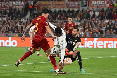 Bayer Leverkusen's Dutch defender Jeremie Frimpong fights for the ball with AS Roma's Brazilian defender Roger Ibanez. AFP
