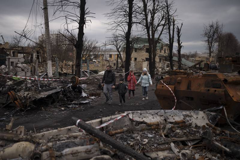 Zerstörte russische Panzer in Bucha am Stadtrand von Kiew, Ukraine, im April 2022. AP