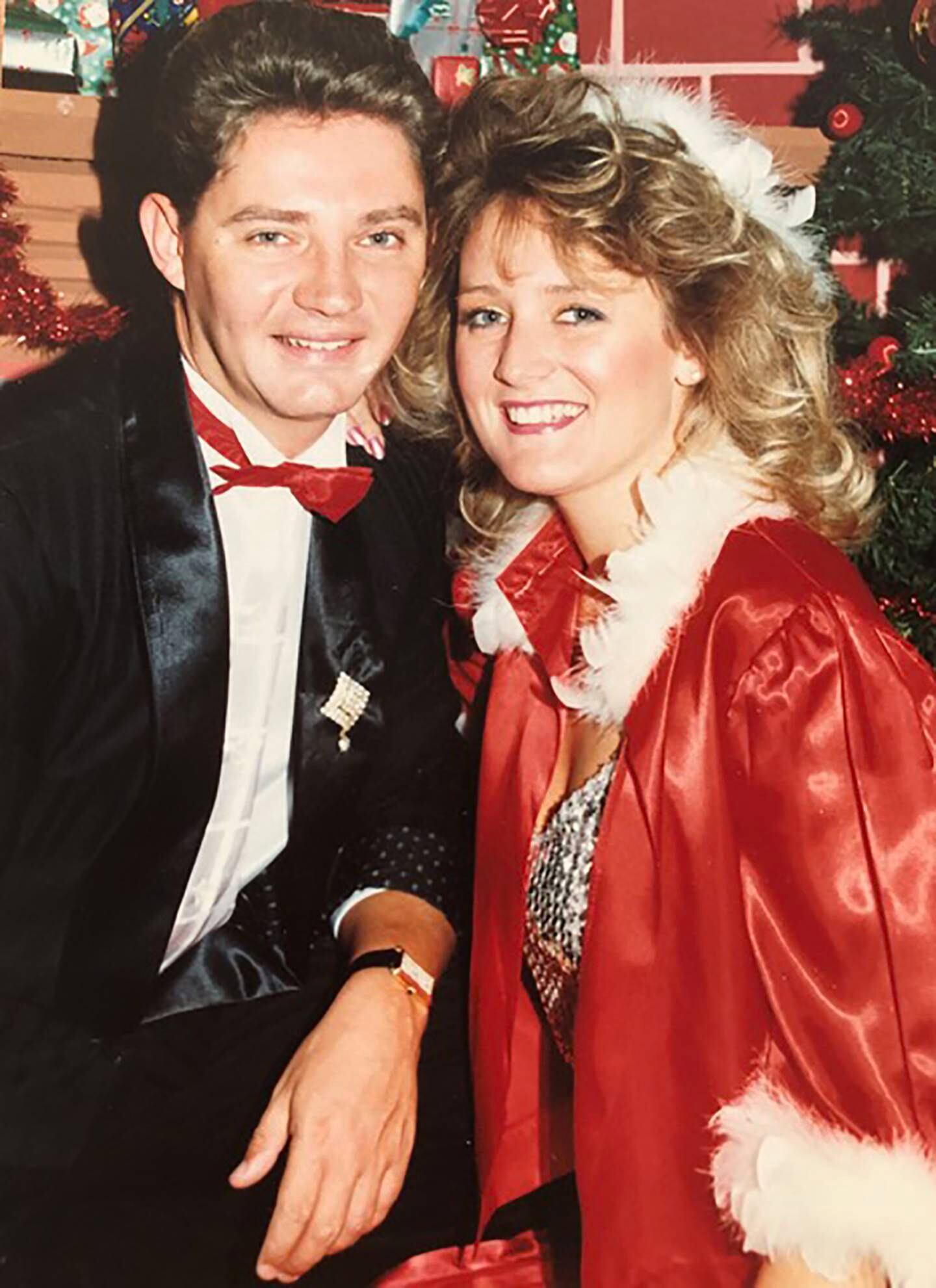 Michelle Brown et Mark Lloyd, un duo musical qui jouait des spectacles de Noël au Dubai Hilton, posent pour un tournage festif en 1987. Photo : Michelle Brown