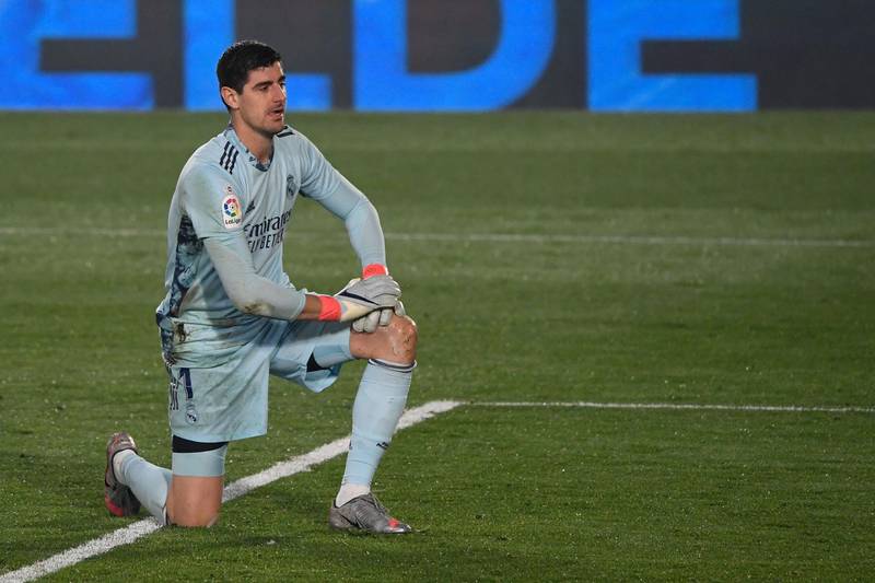 Real Madrid's Belgian goalkeeper Thibaut Courtois reacts to Alaves' Spanish forward Joselu's goal during the Spanish League football match between Real Madrid and Deportivo Alaves at the Alfredo Di Stefano stadium in Madrid, on November 28, 2020. / AFP / PIERRE-PHILIPPE MARCOU
