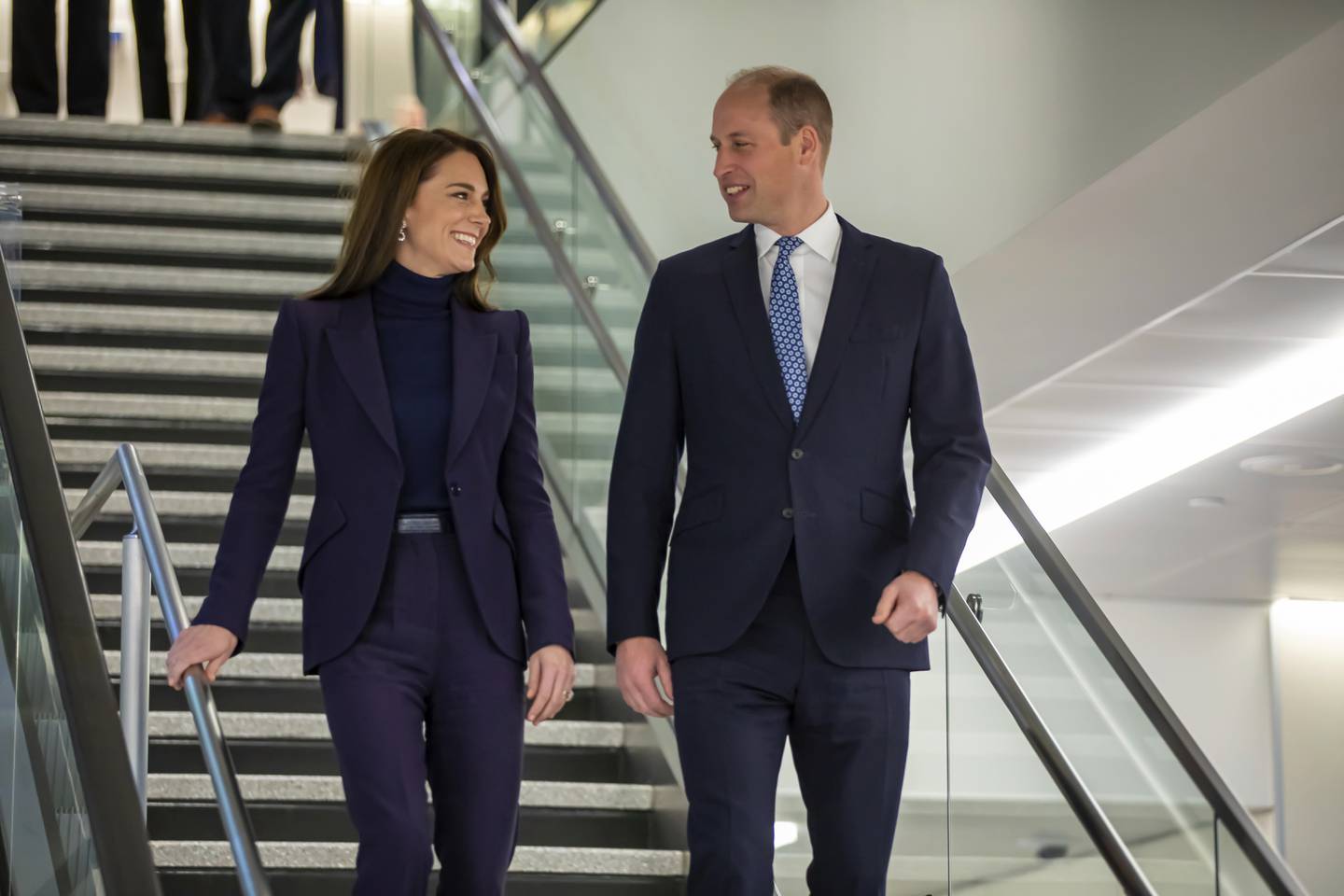 In aufeinander abgestimmten Anzügen kommen Prinz William und seine Frau Kate für einen dreitägigen Besuch in Boston an, ihre erste Reise in die USA seit acht Jahren.  AP