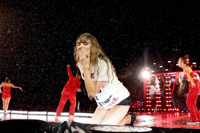 Swift performed her full set, make-up in place, after a four-hour delay owing to rain. Photo: @taylorswift/Instagram