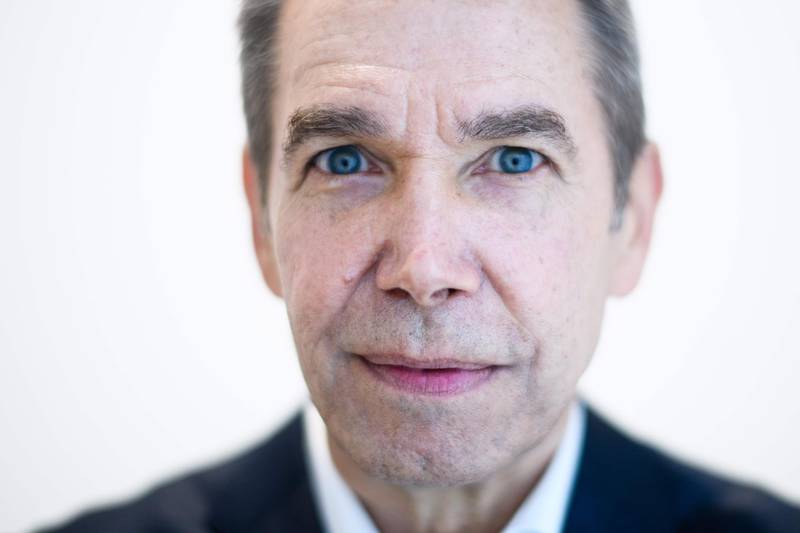 (FILES) In this file photo taken on March 27, 2018, US artist Jeff Koons poses during an interview with AFP in Hong Kong. On November 8, 2018, the Paris District Court renders its verdict in the case opposing Jeff Koons and the creator of Naf-Naf commercials, who accuses the US artist of having copied a campaign of the 1980s, representing the famous little pig of the brand, rescuing a woman in the snow. / AFP / Anthony WALLACE
