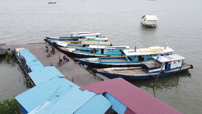 Motorboats at a harbour in Penajam North Paser regency. Photo: Syahruddin