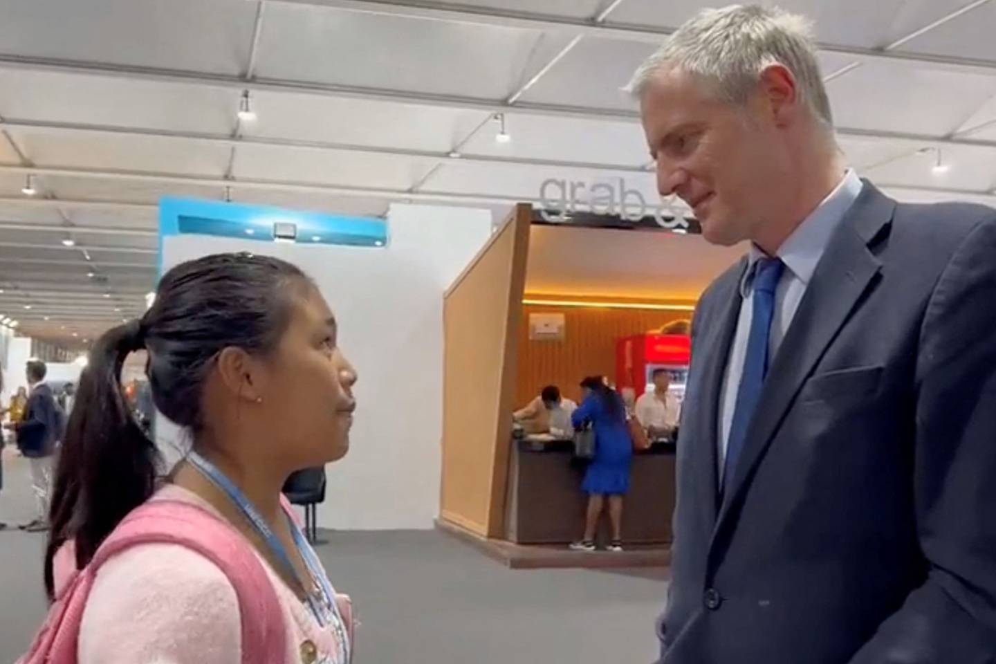 Young climate activist confronts UK Energy Minister Zac Goldsmith at Cop27