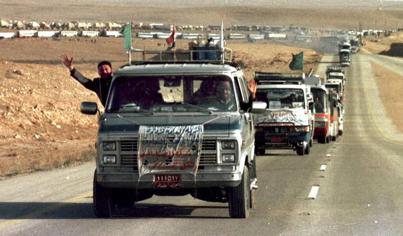 Thousands of pilgrims cross the Iraq-Saudi Arabia border near Arar in March 1999 after Riyadh said it would issue them visas to participate in Hajj.