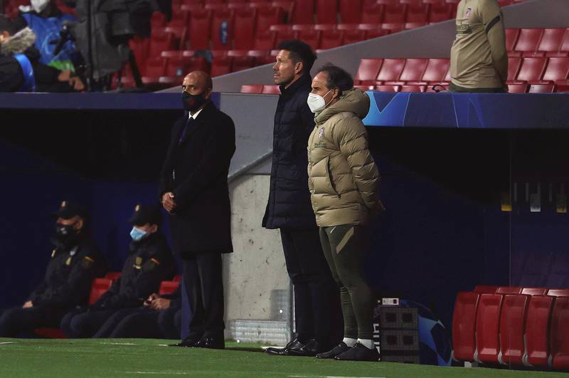 epa08842091 Atletico Madrid's Argentinean head coach Diego Simeone (C) observes a minute of silence in memory of late Argentinean soccer legend Diego Armando Maradona ahead of the UEFA Champions League group A soccer match between Atletico Madrid and Lokomotiv Moscow at Metropolitano stadium in Madrid, Spain, 25 November 2020.  EPA/JUANJO MARTIN