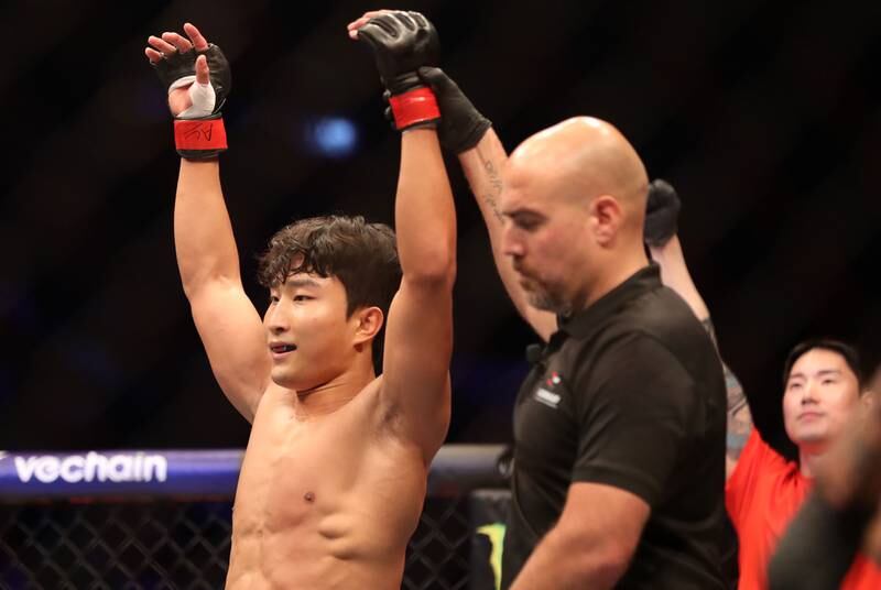 Lee Jeong-Yeong knocked out Lu Kai in a featherweight bout at Road to UFC in Abu Dhabi. Chris Whiteoak / The National