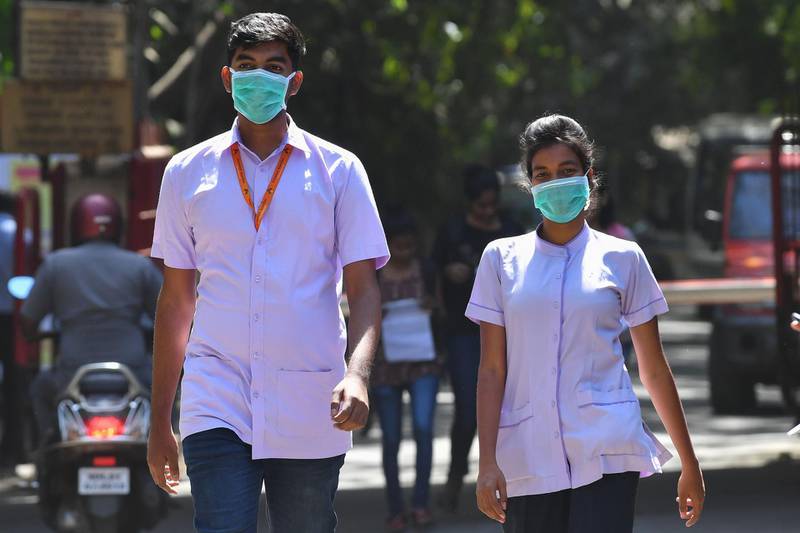 Medical staff wearing facemasks amid concerns of the spread of the COVID-19 coronavirus leave from a hospital, in Mumbai on March 12, 2020.  / AFP / Indranil MUKHERJEE

