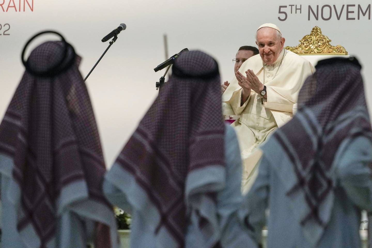 Des danseurs se produisent alors que le pape François assiste à une réunion avec les jeunes de l'école du Sacré-Cœur à Manama, Bahreïn, samedi.  AP Photo