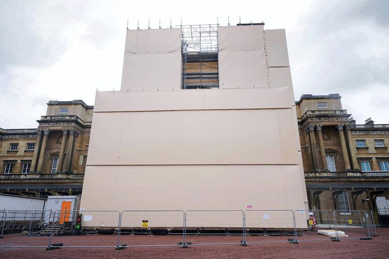 2G4XTKM Building work takes place on the Grand Entrance of Buckingham Palace in London, part of the 10-year refurbishment programme for the royal residence. Picture date: Monday June 21, 2021.