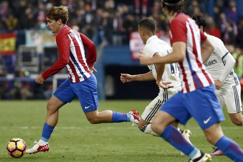 Atletico Madrid’s French striker Antoine Griezmann, left, escapes with the ball. Emilio Naranjo / EPA