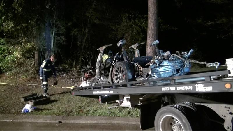 The remains of a Tesla vehicle are seen after it crashed in The Woodlands, Texas, April 17, 2021, in this still image from video obtained via social media. Video taken April 17, 2021. SCOTT J. ENGLE via REUTERS  ATTENTION EDITORS - THIS IMAGE HAS BEEN SUPPLIED BY A THIRD PARTY. MANDATORY CREDIT.
